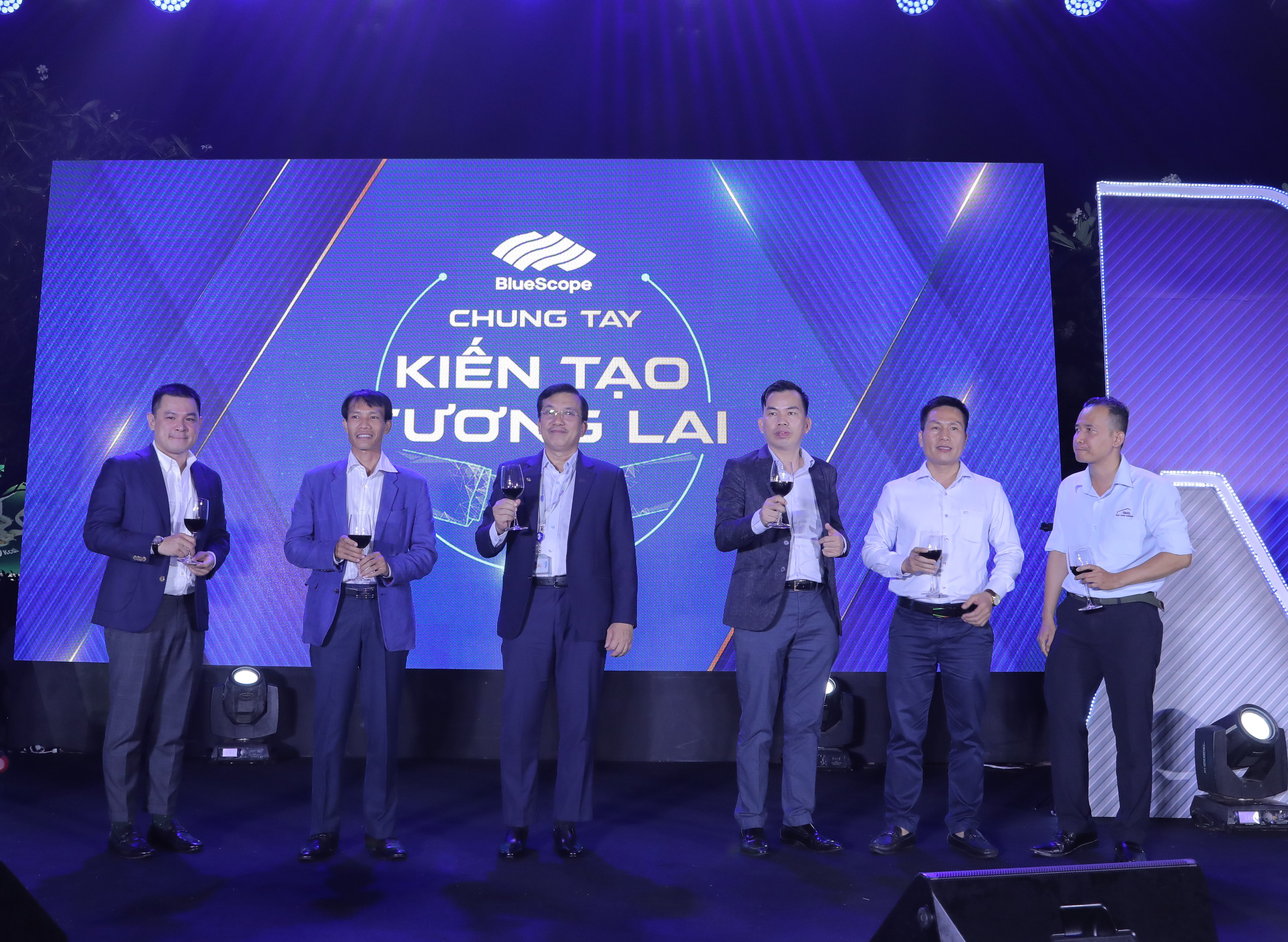 CHUNG TAY KIẾN TẠO TƯƠNG LAI CÙNG NHÀ THẦU VIỆT